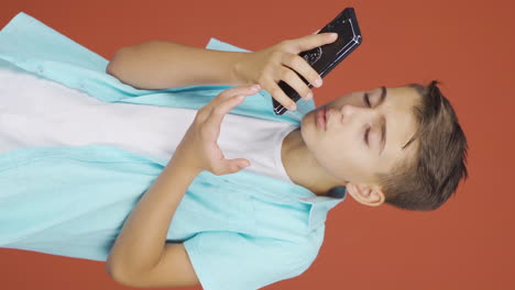 Video-Vertical-De-Un-Niño-Enojado-Hablando-Por-Teléfono.